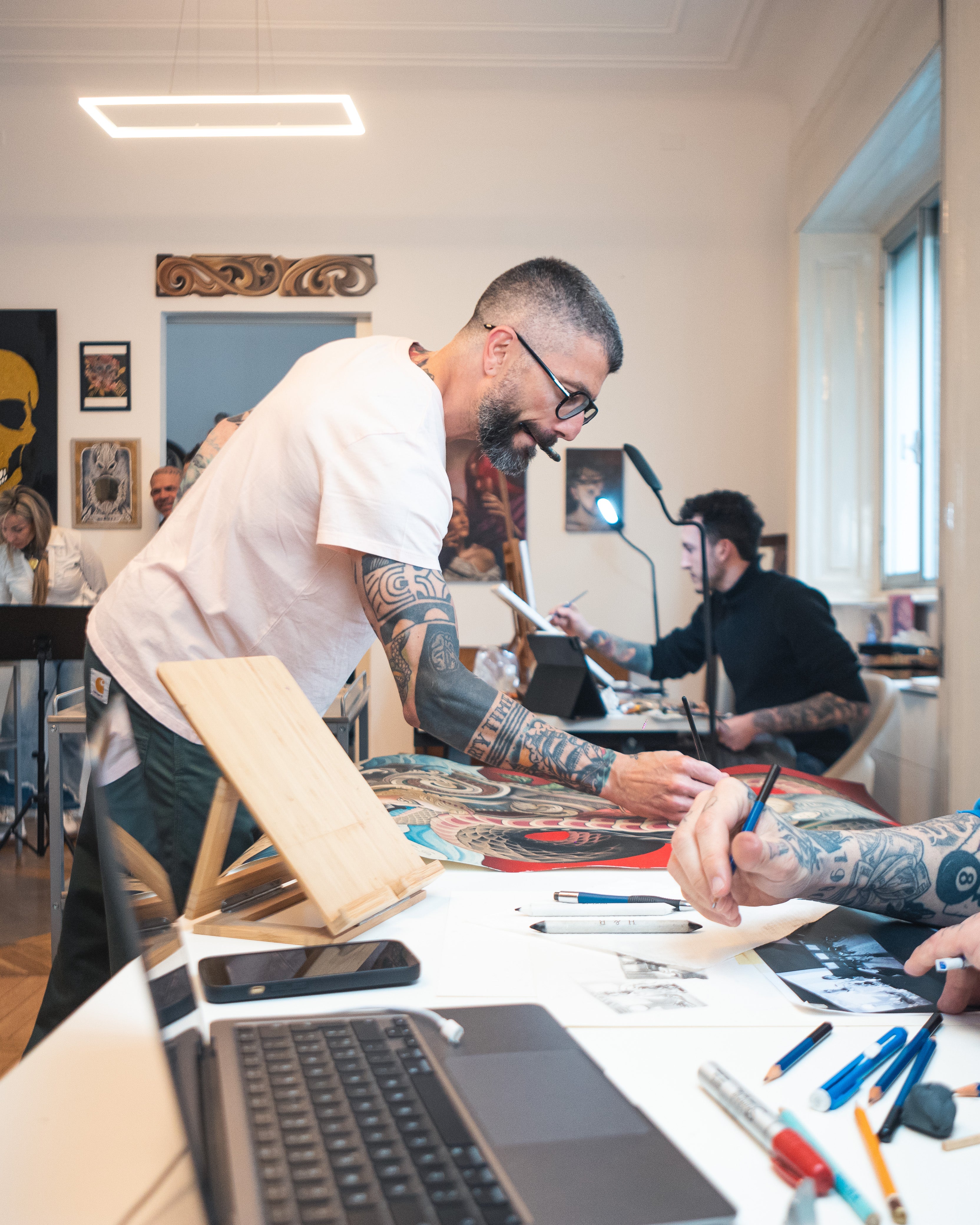 Stef Bastiàn painting and teaching tattoooers
